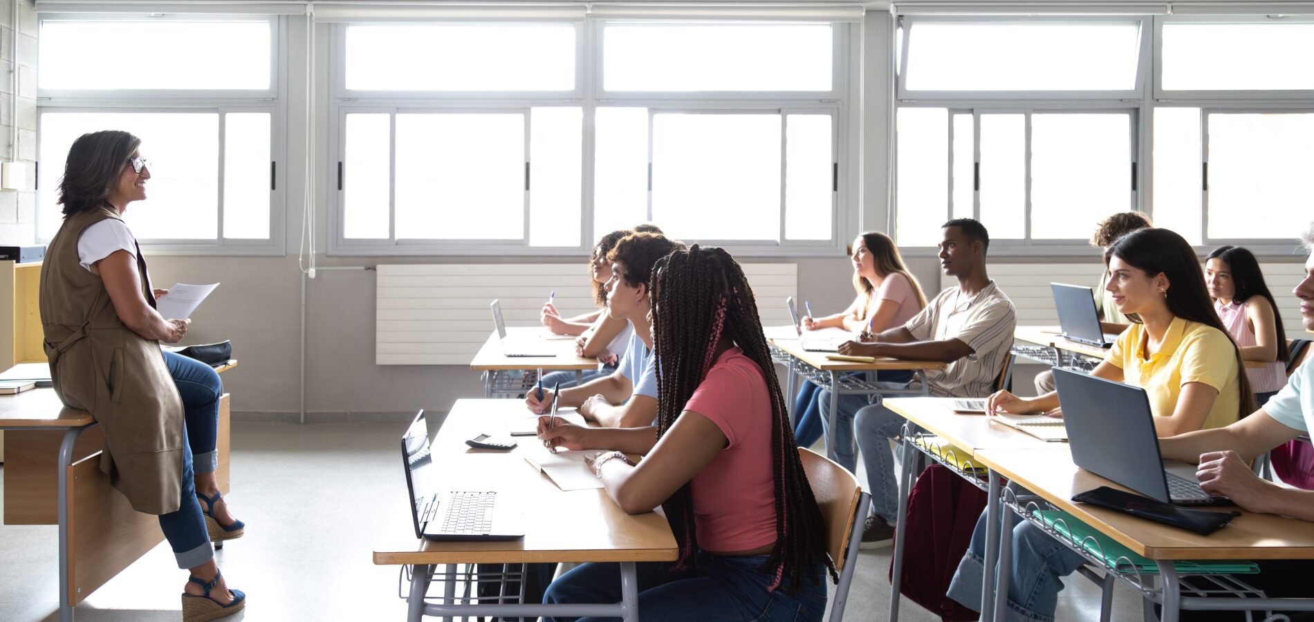 Schule Klasse hoert Lehrerin zu