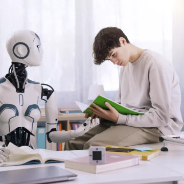 Ein junger Mann sitzt in einem modernen Lernumfeld neben einem humanoiden Roboter. Beide betrachten gemeinsam ein Buch – symbolisch für KI als Lernpartner.
