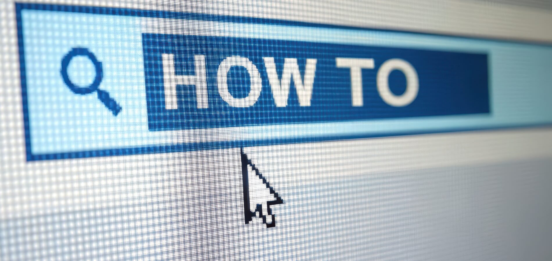 Bildschirm zeigt Suchleiste mit dem Text "HOW TO" und einem Mauszeiger – Symbol für Online-Anleitungen