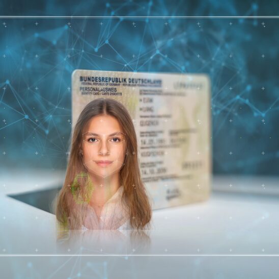 Digital dargestelltes Passfoto vor einem Personalausweis