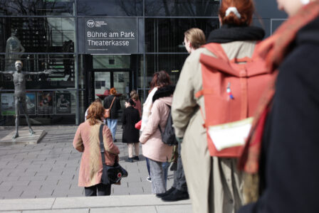 Eine Schlange Menschen vor der Theaterkasse in Gera