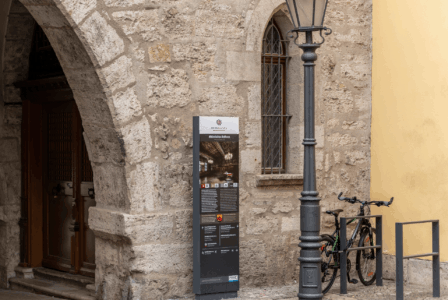 Wegweiser für Touristen in der Stadt Mühlhausen