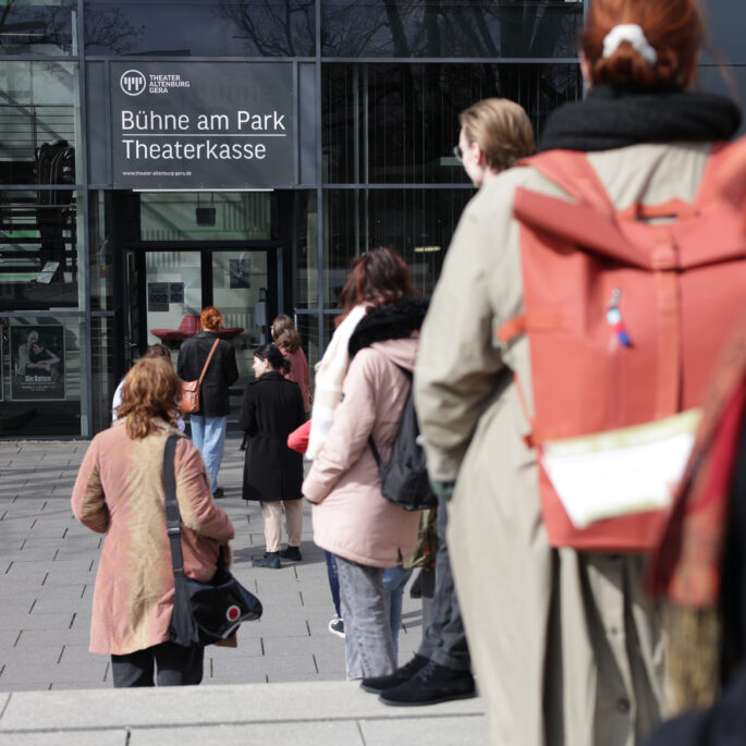 Eine Schlange Menschen vor der Theaterkasse in Gera