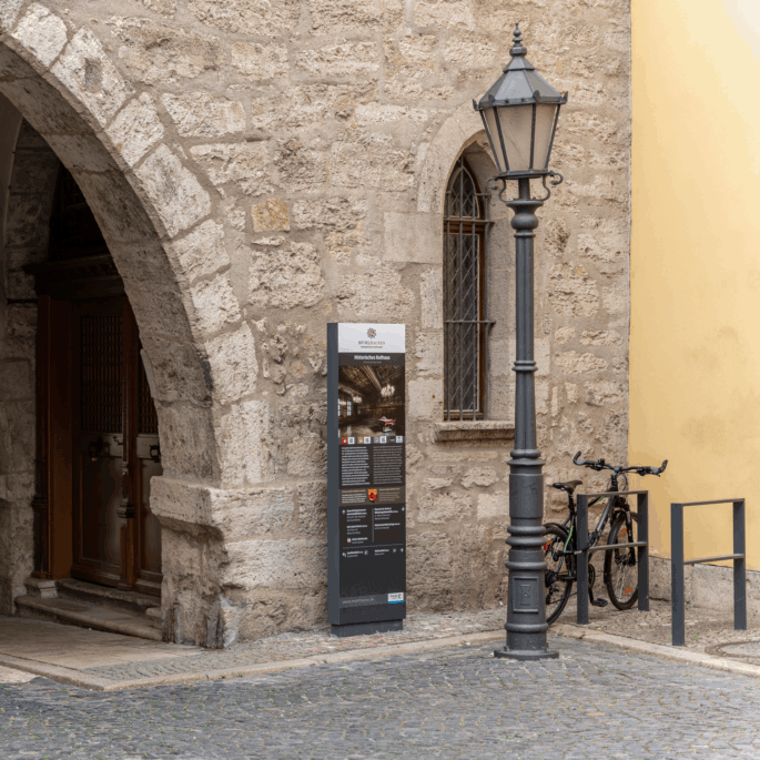 Wegweiser für Touristen in der Stadt Mühlhausen