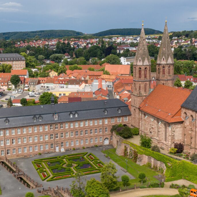 Luftaufnahme des Eichsfeldmuseums mit barockem Garten und der angrenzenden St. Cyriakuskirche in Heiligenstadt