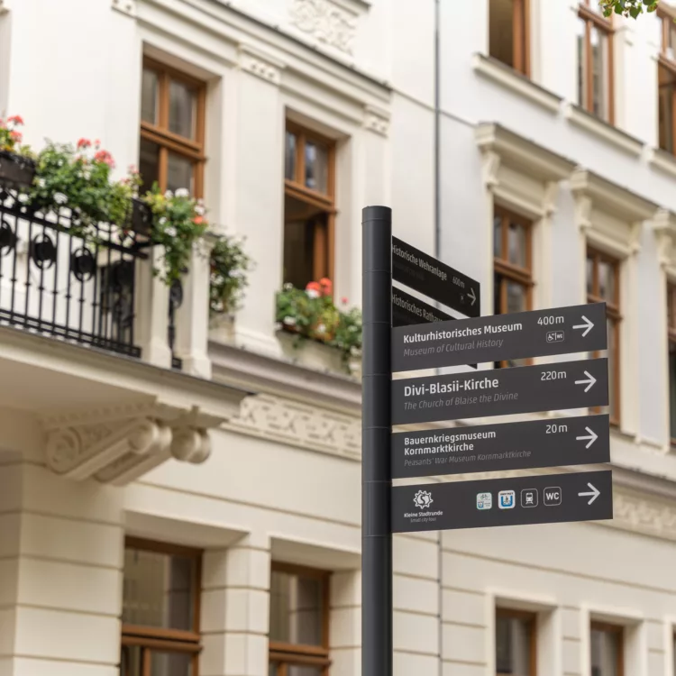 Sternwegweiser in Muehlhausen Sternwegweiser in Mühlhausen vor einem Gebäude