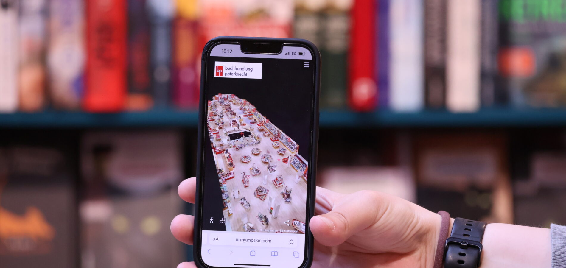Virtuelle Tour in der Buchhandlung Peterknecht auf dem Smartphone zu sehen