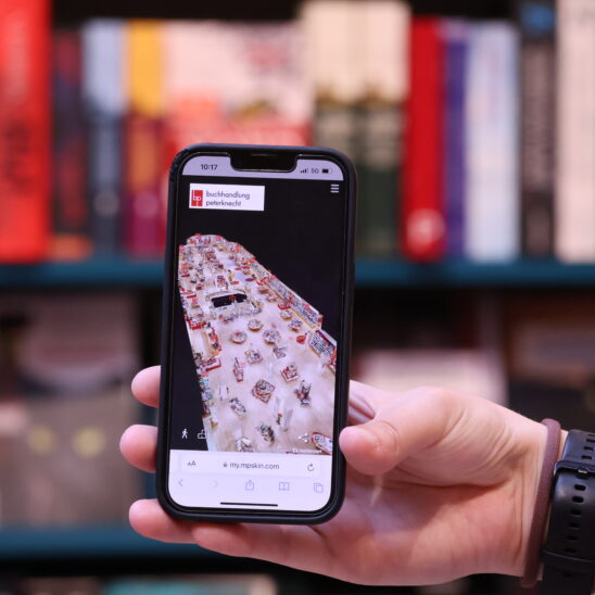 Virtuelle Tour in der Buchhandlung Peterknecht auf dem Smartphone zu sehen