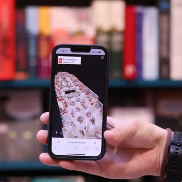 Virtuelle Tour in der Buchhandlung Peterknecht auf dem Smartphone zu sehen