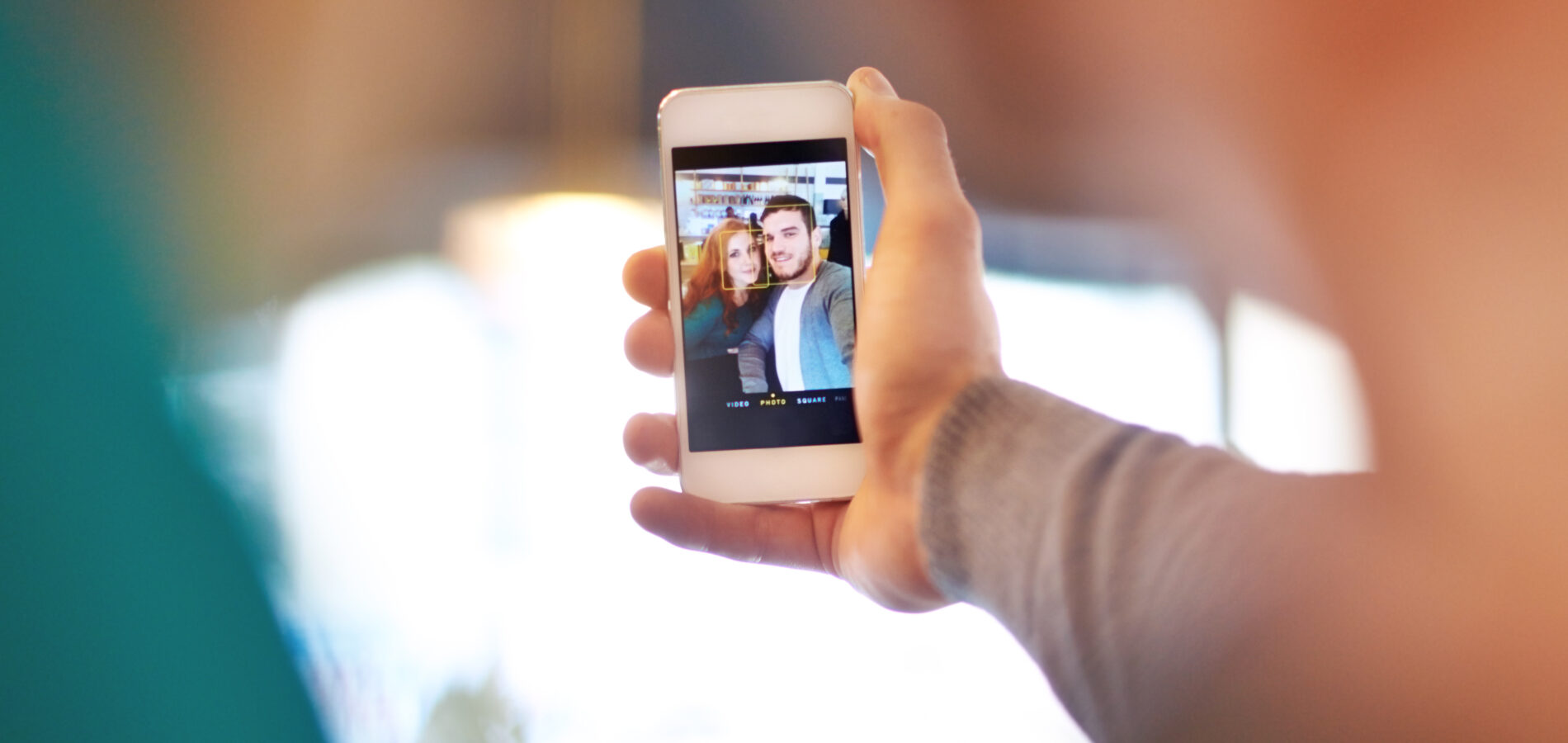 Zwei Personen machen ein Selfie mit einem Smartphone