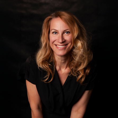 Dr. Jana Hofmann Junge Frau mit blonden Haaren, Name: Dr. Jana Hofmann, tätig als sissenschaftliche Mitarbeiterin an der Professur Kindheit und Jugend in digitalen Bildungswelten an der Universität Erfurt